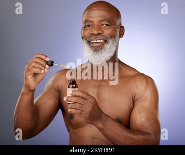 Beauté, portrait et homme âgé avec sérum pour les soins de la peau, la santé et le bien-être sur un fond gris studio. Soins du visage, de l'huile et de la peau avec cosmétiques Banque D'Images