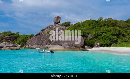 Turqouse océan coloré et plage blanche à l'île tropicale Similan Island Thailand par une journée ensoleillée Banque D'Images