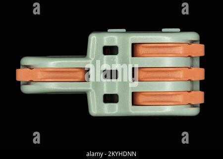Connecteur de raccordement compact isolé sur fond noir. Gros plan. Une haute résolution. Banque D'Images