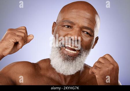 Soie dentaire, dents et homme noir senior marketing nettoyage naturel, bien-être et santé sur fond violet en studio. Soins dentaires, hygiène buccale Banque D'Images