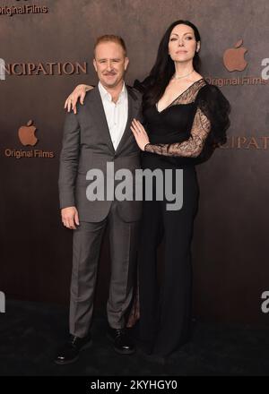 Los Angeles, États-Unis. 30th novembre 2022. Ben Foster et Laura Prepon marchent sur le tapis rouge lors de la première pour Apple Original films “Emancipation” au Regency Village Theatre de Los Angeles, CA sur 30 novembre 2022. (Photo de Scott Kirkland/Sipa USA) crédit: SIPA USA/Alay Live News Banque D'Images