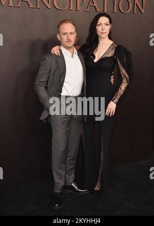 Ben Foster et Laura Prepon marchent sur le tapis rouge lors de la première pour Apple Original films “Emancipation” au Regency Village Theatre de Los Angeles, CA sur 30 novembre 2022. (Photo de Scott Kirkland/Sipa USA) Banque D'Images