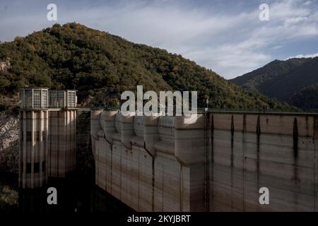 Réservoir SAU à 30 % de sa capacité en eau. Vues sur la pénurie d'eau dans le réservoir de Sau à Vilanova de Sau, Catalogne, Espagne, sur 29 novembre 2022. © Joan Gosa 2022/Alamy Banque D'Images