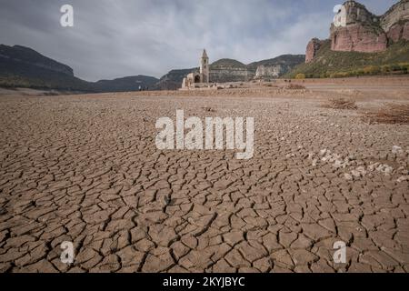 Réservoir SAU à 30 % de sa capacité en eau. Vue sur la rareté de l'eau dans le réservoir de Sau où normalement le clocher de la vieille ville de Sant Romà de Sau se trouve presque complètement sous l'eau dans le marais de Sau, Vilanova de Sau, Catalogne, Espagne, sur 29 novembre, 2022 © Joan Gosa 2022/Alamy Banque D'Images