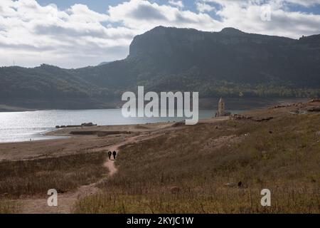 Réservoir SAU à 30 % de sa capacité en eau. Vue sur la rareté de l'eau dans le réservoir de Sau où normalement le clocher de la vieille ville de Sant Romà de Sau se trouve presque complètement sous l'eau dans le marais de Sau, Vilanova de Sau, Catalogne, Espagne, sur 29 novembre, 2022 © Joan Gosa 2022/Alamy Banque D'Images