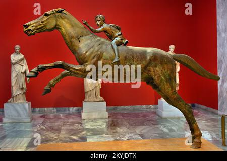 Le Jockey d'Artemision Grande statue de bronze hellénistique, jeune garçon à cheval, datant d'environ 150–140 av. J.-C., statue de bronze de la Grèce antique, sculpture grecque d'un cheval de course, sauvé de la destruction quand il a été perdu dans un naufrage dans l'antiquité, découvert au XXe siècle, dédié aux dieux. Musée archéologique national d'Athènes. Banque D'Images