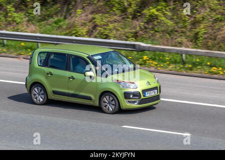 2010 5 Green CITROEN C3 HDI AIRDREAM PLUS PICASSO Diesel 1560 cc vitesse manuelle ; sur l'autoroute M6 Royaume-Uni Banque D'Images