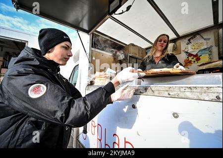 Non exclusif: ZAPORIZHHIA, UKRAINE - 30 NOVEMBRE 2022 - Un volontaire étranger sert une des pizzas gratuites distribuées parmi les personnes déplacées par Rus Banque D'Images