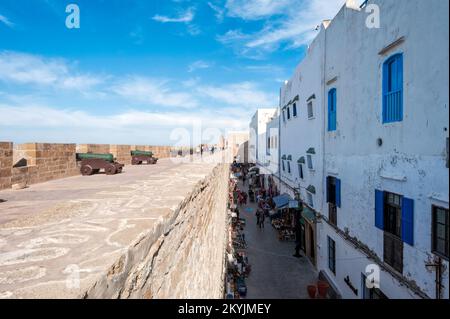 Remparts de la ville et marché artisanal - Essaouira, Maroc Banque D'Images