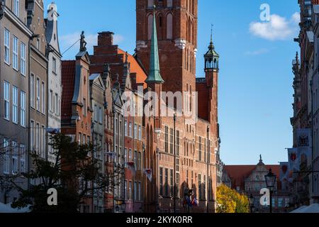 La vieille ville de Gdansk en Pologne, coeur historique de la ville avec vue sur le bâtiment principal de l'hôtel de ville sur la rue Dluga. Banque D'Images