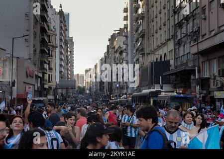 Buenos Aires, Argentine, 30th novembre 2022. L'équipe nationale Argentine a remporté contre la Pologne 2-0 avec un premier but d'Alexis Mac Allister à 46' et un deuxième but de Julián Álvarez à 67'. De cette façon, il s'est qualifié pour le tour de 16 de la coupe du monde 2022 comme chef du Groupe C. (crédit: Esteban Osorio/Alay Live News) Banque D'Images