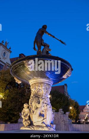 La fontaine de Neptune la nuit dans la ville de Gdansk, Pologne. Sculpture en bronze de 1615, composition avec plinthe exposée, style manérisme et rococo. Banque D'Images