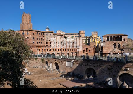 Rome, Italie, horizon du Forum Trajan (Forum Traiani) avec la Maison des Chevaliers de Rhodes sur la droite. Banque D'Images