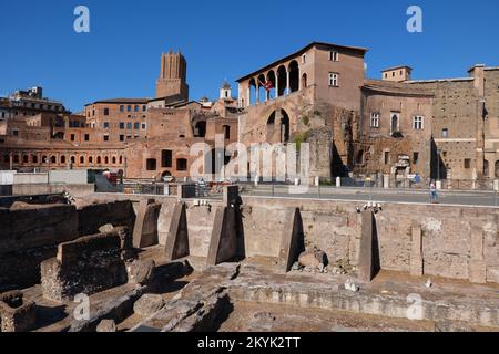 Rome, Italie, le Forum Trajan (Forum Traiani) et la Maison des Chevaliers de Rhodes (Casa dei Cavalieri di Rodi). Banque D'Images