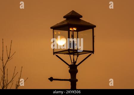 Malvern Wells, Worcestershire, Royaume-Uni. 1st décembre 2022. Le soleil se lève à travers la brume derrière l'une des quelques lampes à gaz restantes du pays dans Malvern Wells, Worcestershire, ce matin. L'éclairage de rue utilisant des lampes à gaz s'est terminé à la fin de 1950s après la conversion à l'électricité. Great Malvern est l'une des quelques villes qui utilisent encore des lampes à gaz, dont Westminster. Crédit : Peter Lophan/Alay Live News Banque D'Images