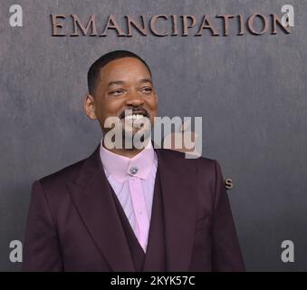 Los Angeles, États-Unis. 30th novembre 2022. Will Smith, membre du casting, assiste mercredi à la première du film d'action historique d'Apple Original film « Emancipation » au Regency Village Theatre, dans la section Westwood de Los Angeles 30 novembre 2022. Scénario : après avoir été fouetté presque jusqu'à la mort, un homme en esclavage nommé Peter s'échappe d'une plantation de Louisiane, exversant des chasseurs à sang froid, comme il fait son chemin vers le nord, où il rejoint l'Armée de l'Union. Photo de Jim Ruymen/UPI crédit: UPI/Alay Live News Banque D'Images