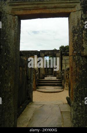 Polonnaruwa est le deuxième royaume de l'ancien Sri Lanka. Le roi Parakramabahu 4 a développé de nombreux wewas et temples et a établi la subsistance du pays. La maison d'images Polonnaruwa Lankathilaka est une maison d'images de Bouddha monolithique également construite par le roi Parakramabahu en briques et les murs extérieurs sont couverts de dessins et sculptures élaborés. L'époque dorée fut ruinée par le roi Maga en envahissant et détruisant les temples et les sanctuaires du royaume. Polonnaruwa, Sri Lanka. Banque D'Images