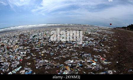La pollution plastique et les déchets de l'océan Indien s'accumulent sur la plage de Bali en Indonésie Banque D'Images