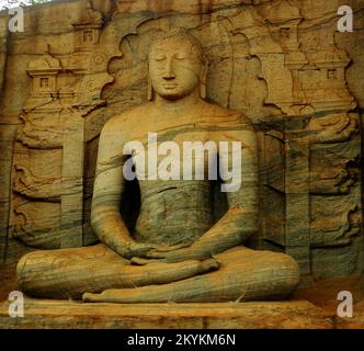 Galviharaya, Utharamaya, Polonnaruwa est célèbre pour ses trois statues de Bouddha, sculptées dans un rocher de gneiss de granit. Trois portraits de Bouddha, assis, incliné et debout sont vivants comme. Les sculptures smartness peuvent être vues à travers la douce, translucide sivura. Les flottes de la sivura comme les vagues de la mer. Polonnaruwa, Sri Lanka.