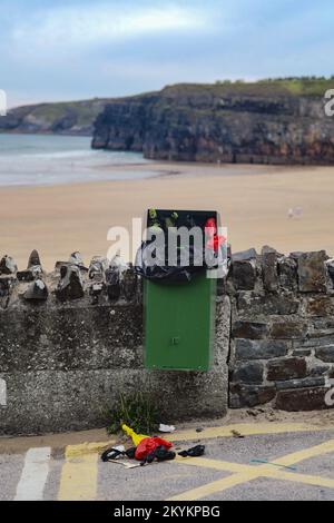 Ballybunion, Irlande - 11th juillet 2022 : débordement des poubelles à la plage après le week-end sur la plage de Ballybunion avant le nettoyage. Banque D'Images