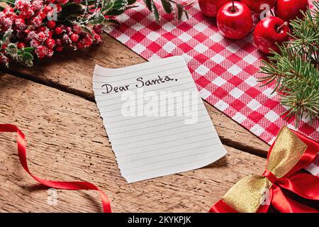 Cher Père Noël carte de souhaits et lettre sur un bureau en bois avec de nombreuses couleurs de Noël et la nouvelle année décoration Banque D'Images
