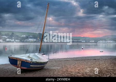 Appledore, North Devon, Angleterre. Jeudi 1st décembre 2022 - après une nuit brumeuse à North Devon, les nuages se brisent brièvement tandis qu'un lever de soleil pâle peint l'estuaire de la rivière Torridge rose aux villages côtiers d'Appledore et d'Insow. Crédit : Terry Mathews/Alay Live News Banque D'Images