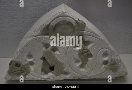 Fragment de placoplâtre. Tracery flamboyant avec cercles et roues à vessie de poisson. Deuxième moitié du 15th siècle. De la synagogue de Lorca, dans l'enceinte du château. Musée archéologique municipal de Lorca. Région de Murcie. Espagne. Banque D'Images