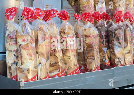 Carrara, Italie - 1 décembre 2022 - Forfaits de Brigidini di Lamporecchio (sucreries typiques de la Toscane faites avec de l'anis) en vente à une foire de village Banque D'Images