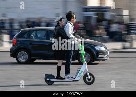 L'illustration montre des scooters électriques en libre-service, le développement du transport durable dans les mégalopoles (ici un E-scooter de la société 'LIME' utilisée par un couple touristique asiatique) dans les rues de Paris, France, sur 30 novembre 2022. Photo de Victor Joly/ABACAPRESS.COM Banque D'Images