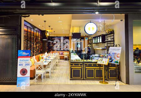 BANGKOK, THAÏLANDE - 20 JUIN 2015 : intérieur de l'aire de restauration Siam. Il y a beaucoup de cafés et de restaurants dans les centres commerciaux et les grands magasins de Bangk Banque D'Images