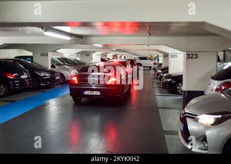 NICE, FRANCE - 15 AOÛT 2015 : parking souterrain. Un parking à plusieurs étages est un bâtiment conçu pour le stationnement de voitures et où il ya un certain nombre de fl Banque D'Images