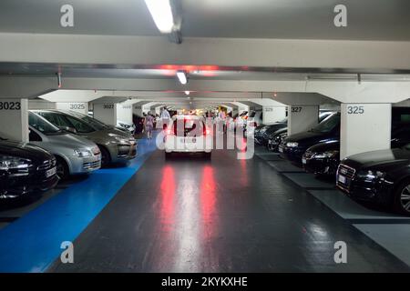 NICE, FRANCE - 15 AOÛT 2015 : parking souterrain. Un parking à plusieurs étages est un bâtiment conçu pour le stationnement de voitures et où il ya un certain nombre de fl Banque D'Images