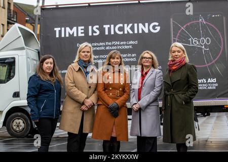 (De gauche à droite) Laura O'Neill, adjointe exécutive, Sonya McMullan, directrice régionale des services, Sandra McNamee, consultante en soutien stratégique, Sarah Mason, présidente-directrice générale et Kelly Andrews, de Belfast et des centres Lisburn, lors du lancement de la campagne de la Women's Aid Federation Northern Ireland, Unlock the Funding, à Custom House Square à Belfast. Date de la photo: Jeudi 1 décembre 2022. Banque D'Images