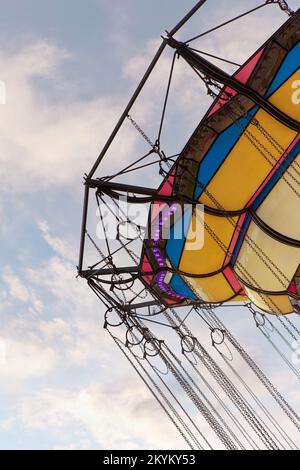 Carrousel coloré dans une foire Banque D'Images