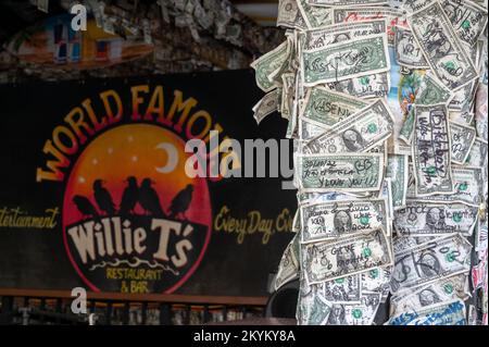 Key West, Floride : le célèbre bar pub de Willie T avec beaucoup de billets en dollars américains suspendus au plafond à l'intérieur du restaurant Banque D'Images