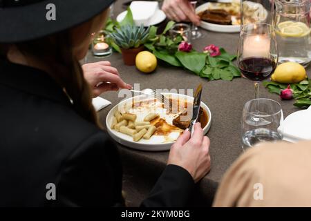 Femme mangeant pasticada avec gnocchi, ragoût de boeuf dans une sauce. Cuisine croate Banque D'Images