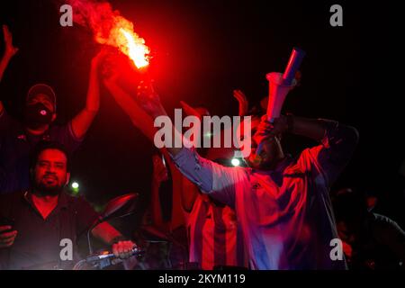 Dhaka, Bangladesh. 01st décembre 2022. Les fans de football bangladais célèbrent la victoire de l'Argentine lors du match de la coupe du monde de la FIFA 2022 contre la Pologne dans la zone universitaire de Dhaka à Dhaka, au Bangladesh, sur 1 décembre 2022. (Photo de Nahid Hasan/Pacific Press) crédit: Pacific Press Media production Corp./Alay Live News Banque D'Images