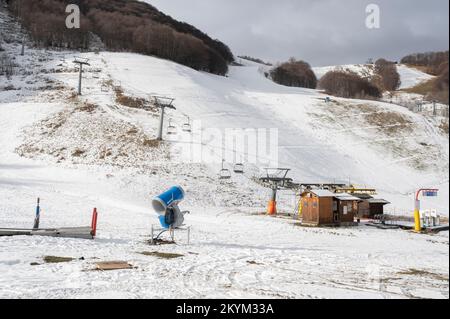 Piémont de citron (Cuneo), Italie. 1st décembre 2022. Le manque de précipitations dans les Alpes Maritimes fait craindre une nouvelle année de neige dans les stations de ski, probablement en raison du changement climatique qui se produit au niveau mondial. L'image montre les remontées mécaniques de quota 1400 dans un paysage pratiquement dépourvu de neige: Comme l'année dernière, les gestionnaires devront recourir à la neige artificielle. Credit: Luca Prestia / Alamy Live News Banque D'Images