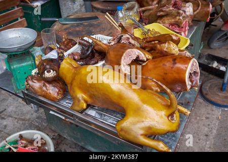 Nourriture pour chiens en vente dans un restaurant Hanoi Vietnam - un exemple de la nourriture étrange ou bizarre mangée par les gens du monde entier Banque D'Images