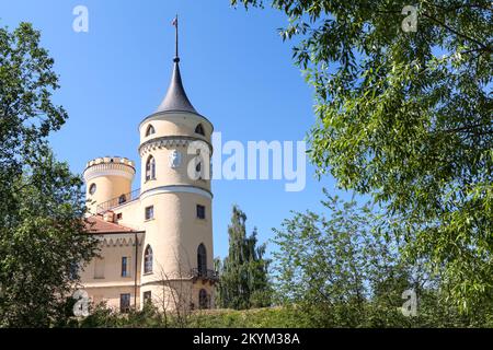 Le château Mariental se trouve dans la partie sud de la ville de Pavlovsk, dans la région de Leningrad, en Russie. Bibs ou BIP est un château avec des tours et une cour à Banque D'Images