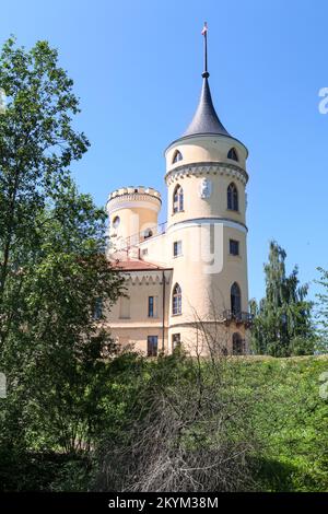 Le château Mariental se trouve dans la partie sud de la ville de Pavlovsk, dans la région de Leningrad, en Russie. Bibs ou BIP est un château avec des tours et une cour à Banque D'Images