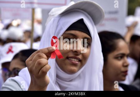 Guwahati, Guwahati, Inde. 1st décembre 2022. Les infirmières participent à un rassemblement de sensibilisation au SIDA dans le cadre de la célébration de la Journée mondiale du SIDA à Guwahati Assam Inde, le jeudi 1st décembre 2022. (Image de crédit : © Dasarath Deka/ZUMA Press Wire) Banque D'Images