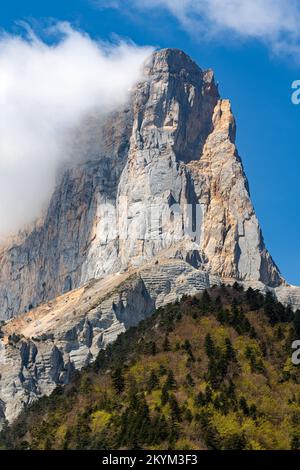 Le Mont aiguille dans le Parc naturel régional du Vercors (Alpes) est l'une des sept merveilles de la région Dauphine. Chichilianne, Isère, Rhône-Alpes, France Banque D'Images