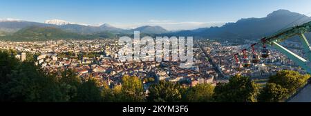 Vue panoramique de la ville de Grenoble au coucher du soleil avec les téléphériques du fort de la Bastille. Été en Isère, région Rhône-Alpes, France Banque D'Images