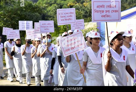 Guwahati, Guwahati, Inde. 1st décembre 2022. Les infirmières participent à un rassemblement de sensibilisation au SIDA dans le cadre de la célébration de la Journée mondiale du SIDA à Guwahati Assam Inde, le jeudi 1st décembre 2022. (Image de crédit : © Dasarath Deka/ZUMA Press Wire) Banque D'Images