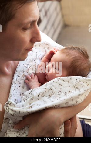 Bébé dormant dans les bras du père, portrait en gros plan, Caucasiens Banque D'Images