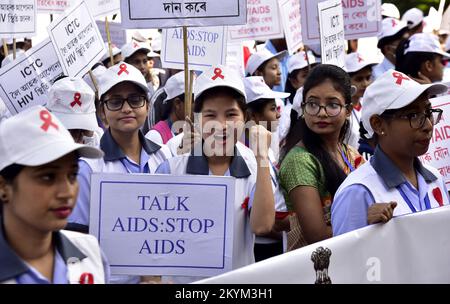 Guwahati, Guwahati, Inde. 1st décembre 2022. Les infirmières participent à un rassemblement de sensibilisation au SIDA dans le cadre de la célébration de la Journée mondiale du SIDA à Guwahati Assam Inde, le jeudi 1st décembre 2022. (Image de crédit : © Dasarath Deka/ZUMA Press Wire) Banque D'Images