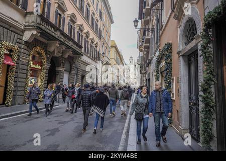 Rome, Italie - 26 novembre 2022: Beaucoup de touristes et de citoyens dans la via Condotti pendant les achats de Noël, dans le centre historique de la capitale près Banque D'Images