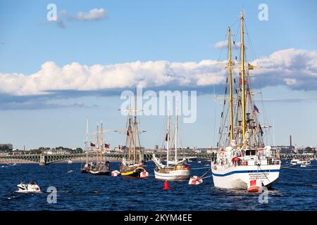 Saint-Pétersbourg, Russie-vers juillet 2021 : les bateaux à voile sont amarrés sur la Neva pendant la célébration de la Journée de la Marine russe Banque D'Images