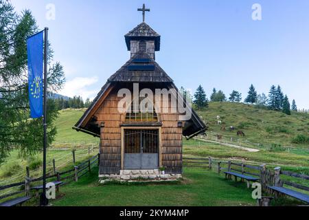 Petite chapelle catholique romaine en bois dans les montagnes du parc national de Triglav en Slovénie Banque D'Images